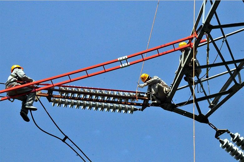 高空带电更换瓷质绝缘子 保障主电网稳定运行